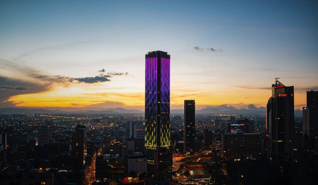 Panorámico de la ciudad de Bogotá, capital de Colombia. Ante la expansión de su economía, Ionix hoy es un nuevo aliado para dar soluciones financieras de alto nivel.